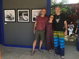 Com os amigos Jacqueline Hoofendy e José Matarezi na exposição "Autorretrato, atalho para minha poética", na Casa de Cultura.